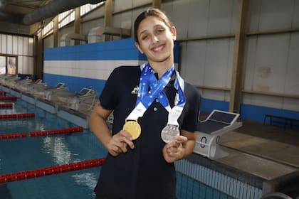 La nadadora Agostina Hein, en el natatorio del Cenard, con LA NACION, tras su destacada actuación en el Mundial Juvenil de Rumania y en los Panamericanos Junior de Asunción