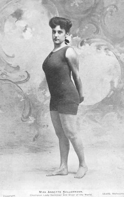 La nadadora australiana Annette Kellerman, leyenda del deporte y el cine, inventó el traje de baño de una pieza