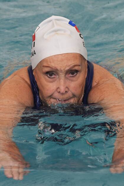 La nadadora chilena Eliana Busch, de 89 años, durante una sesión de entrenamiento en Viña del Mar