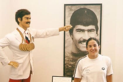 La nadadora, Pilar Geijo cuando a los 16 años visitó el salón de la fama en Londres. Junto a Mark Spitz.
