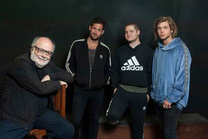 González Gil junto a tres de sus actores de La Naranja Mecánica: Fran Ruiz Barlett, Tomás Kirzner y Franco Massini