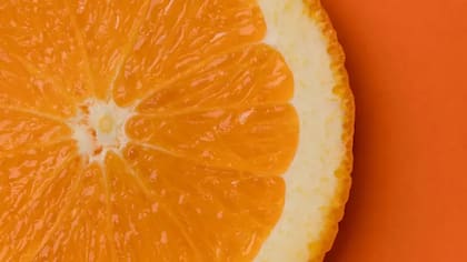 La naranja, por razones históricas, es quizás la fruta que suele venir a la mente al pensar en la vitamina C, una de las más vitales para la salud