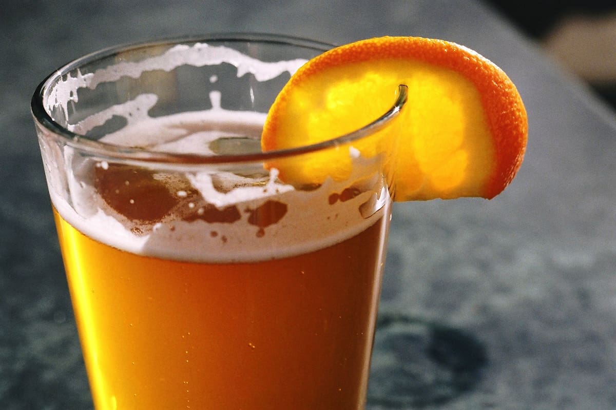La naranja se lleva muy bien con ciertos estilos, como los que se elaboran con trigo