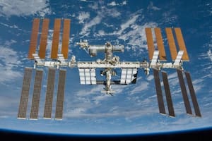 Astronautas se preparan para una posible evacuación por una fuga de aire