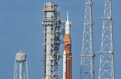La NASA apuesta por el Sistema de Lanzamiento Espacial (SLS) para sus misiones Artemis, con el objetivo de establecer una presencia sostenida