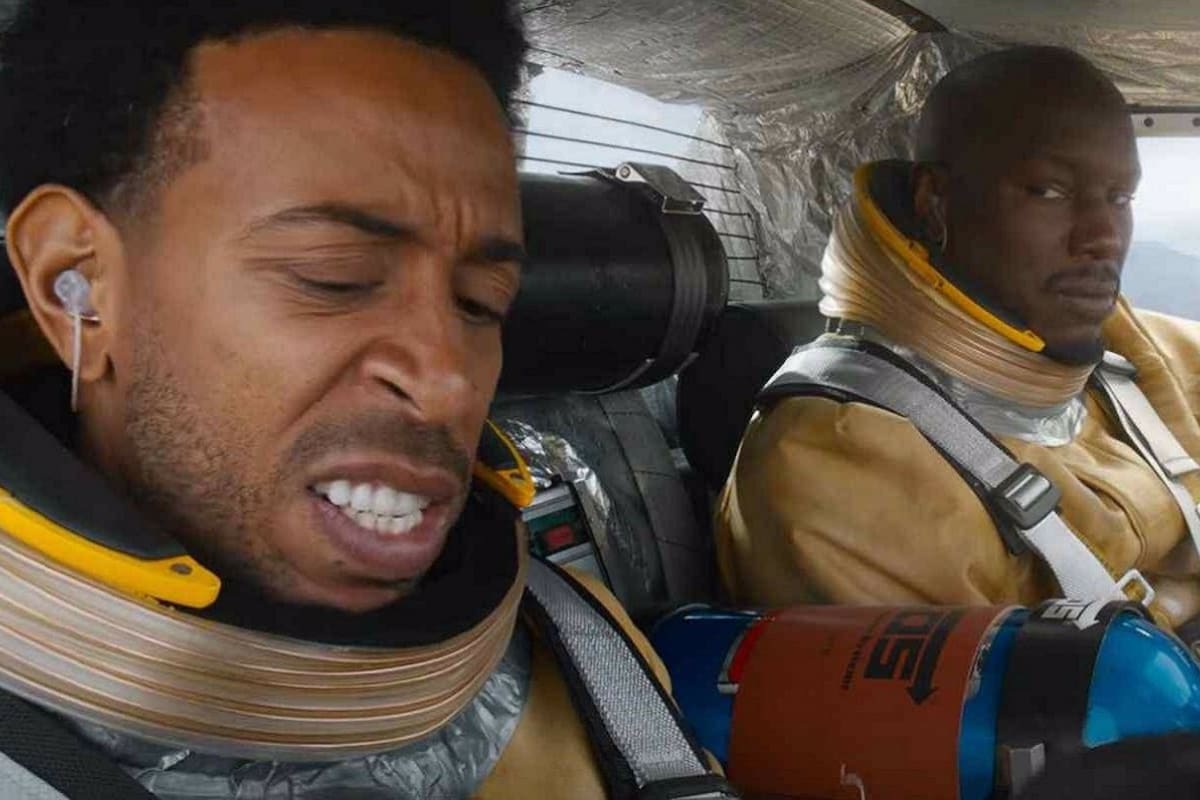 La NASA colaboró con la producción en la escena en la que Tej y Roman sobrevuelan la Tierra en un coche-cohete para derribar un satélite