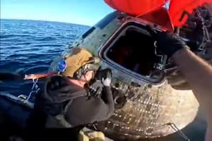 La NASA compartió el video del momento en que la Marina abrió la cápsula Orión de Artemis II para recibir a los astronautas