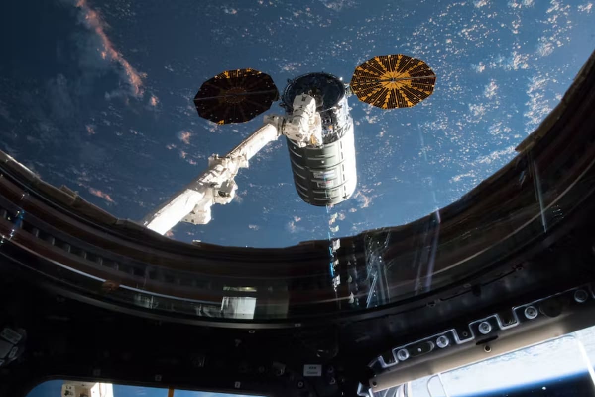 La NASA incluyó en la Estación Espacial Internacional un refrigerador atómico. Se llama Laboratorio de Átomos Fríos (Cold Atom Lab, o CAL) y puede enfriar material hasta una diez mil millonésima de grado sobre el cero absoluto, justo por encima del punto donde, teóricamente, se detiene toda la actividad térmica de los átomos