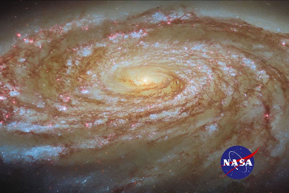 NASA captura uma galáxia espiral que hospeda um buraco negro supermassivo em sua jornada para o aglomerado de Virgem