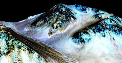 La NASA presentó esta imagen que muestra cauces conocidos como surcos lineales, formados por agua líquida en Marte