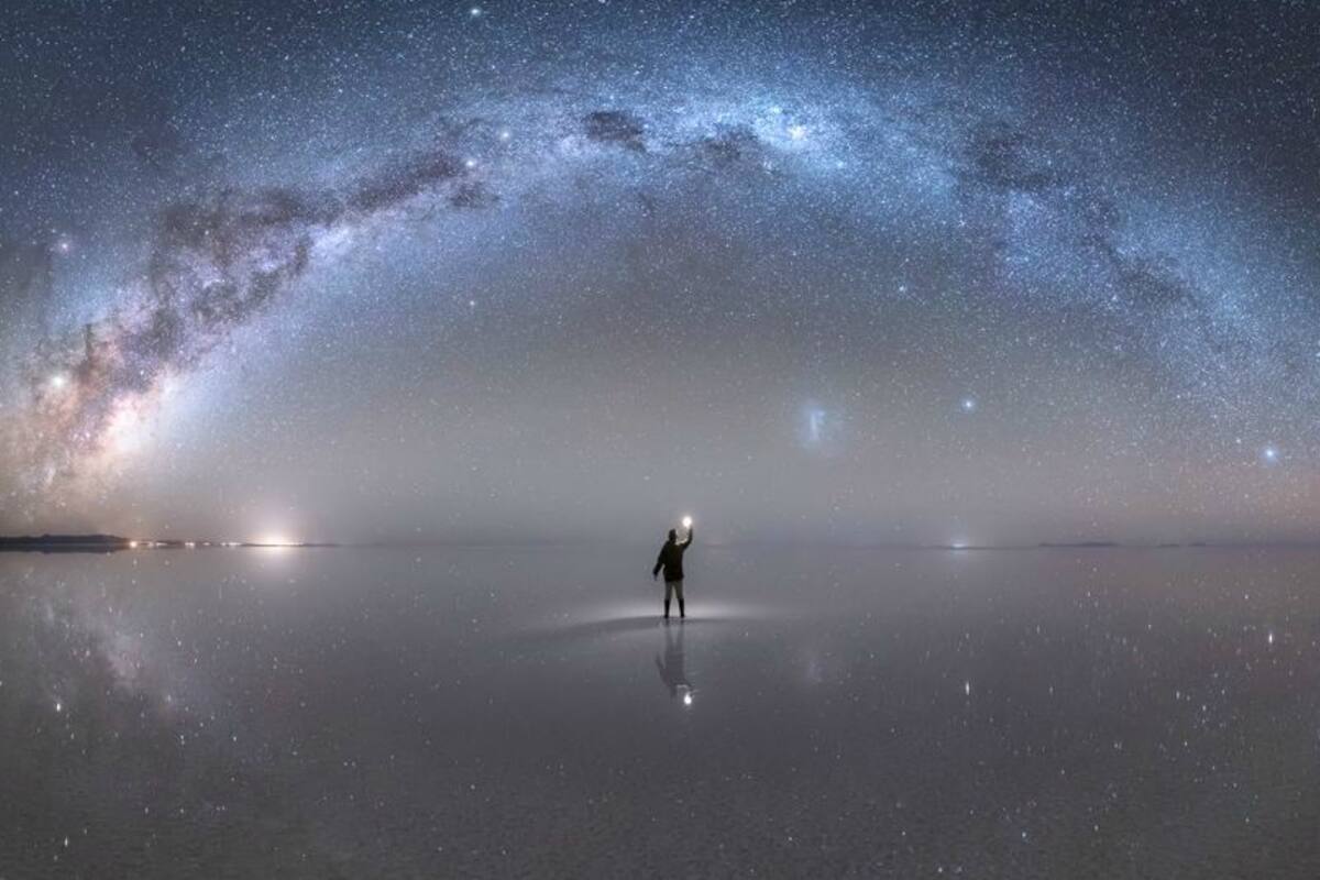La NASA seleccionó el 22 de octubre como "foto astronómica del día" esta imagen de la Vía Láctea captada por Jheison Huerta en el Salar de Uyuni
