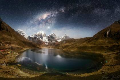 Laguna Carhuacocha de la cordillera Huayhuash, en la región de Huánuco, en Perú