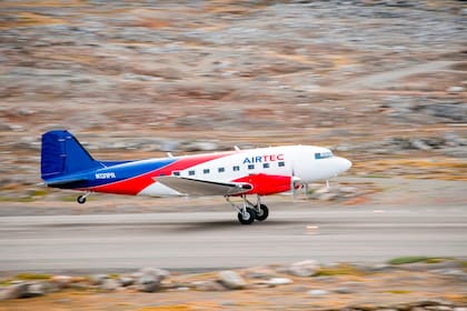 A bordo de una vieja avioneta remodelada, tres científicos de la NASA lanzan sondas en las aguas del Ártico para medir el impacto de los océanos en el deshielo