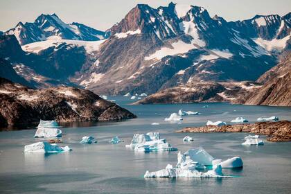 Vista aérea de los icebergs mientras flotan a lo largo de la costa este de Groenlandia cerca de Kulusuk