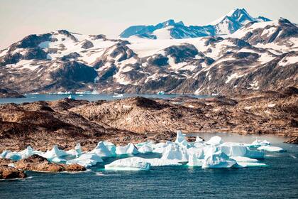 Mientras sobrevuelan los rocosos fiordos, los deslumbrantes glaciares y los icebergs a unas decenas de metros de altitud, Willis y su equipo lanzan al vacío por turnos sondas de metro y medio de diámetro, llenas de sensores