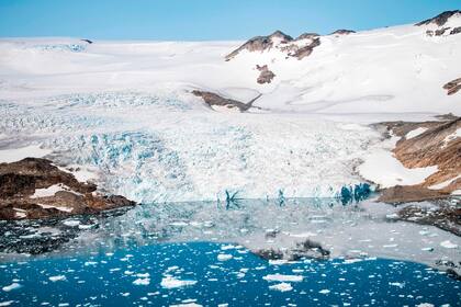 Este deshielo abre al tráfico marítimo las grandes vías del Norte, que permiten unir el océano Pacífico con el Atlántico, lo que aviva el apetito económico y geoestratégico de las grandes potencias, con Estados Unidos, China y Rusia a la cabeza