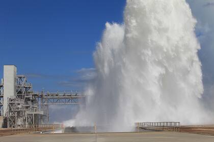 La NASA utilizó 1,7 millones de litros de agua para evaluar el funcionamiento del sistema de supresión de sonido en la plataforma de lanzamiento del cohete SLS