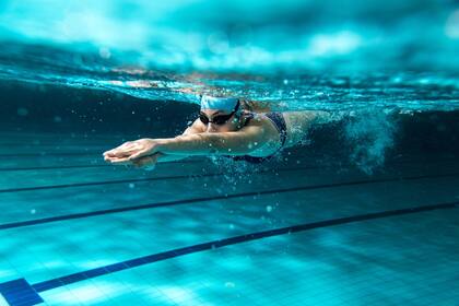 La natación es una buena actividad para hacer un corte al mediodía