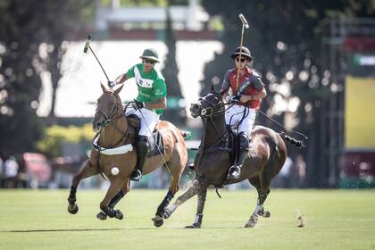Pablo Pieres (izquierda), el 10 goles de La Natividad-Monjitas, en acción; el conjunto verde debe mejorar para aspirar a ser el finalista por la zona A.
