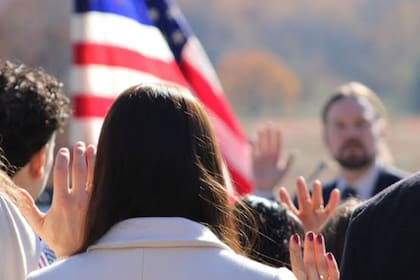 La naturalización es el proceso de convertirse en ciudadano estadounidense si nació fuera de Estados Unidos