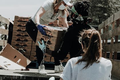 La naturalización por buen carácter moral puede tomar en cuenta tu participación en tu comunidad. Unsplash