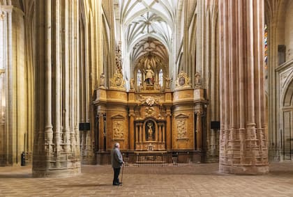 La nave central da cuenta del interior gótico de la Catedral.
