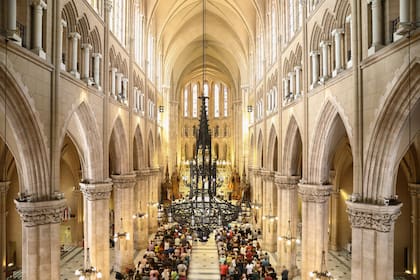 La nave central de la Basílica de Luján denota la clara inspiración en las catedrales neogóticas medievales francesas