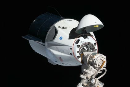 La nave Crew Dragon en su primer acople a la Estación Espacial Internacional, en marzo de 2019, sin tripulantes