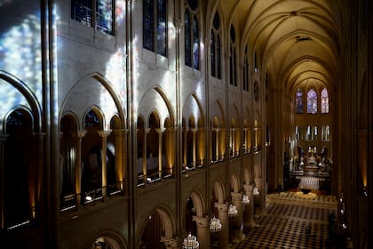 La nave de la catedral de Notre Dame de París mientras el presidente francés Emmanuel Macron visita el interior restaurado del monumento, el viernes 29 de noviembre de 2024. (Sarah Meyssonnier/Pool vía AP)