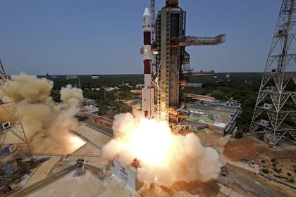 La nave espacial Aditya-L1 despegando a bordo de un vehículo de lanzamiento de satélites desde el centro espacial en Sriharikota, India, el sábado 2 de septiembre de 2023