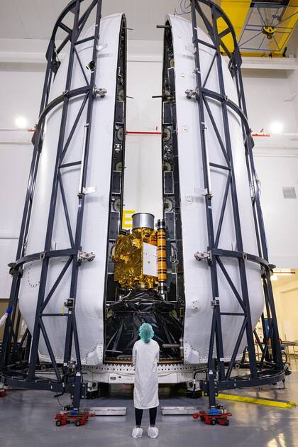 La nave espacial DART se encapsula para su lanzamiento en la instalación de procesamiento de carga útil de SpaceX en la Base de la Fuerza Espacial Vandenberg, en California