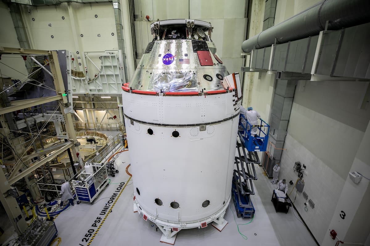 La nave espacial Orion, que participará en la misión Artemisa 1 de la NASA, está a la vista dentro del Edificio de Operaciones Neil Armstrong