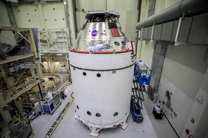 La nave espacial Orion, que participará en la misión Artemisa 1 de la NASA, está a la vista dentro del Edificio de Operaciones Neil Armstrong
