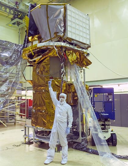 La nave espacial Swift aquel 9 de septiembre de 2003, y frente a ella Neil Gehrels, el primer investigador principal