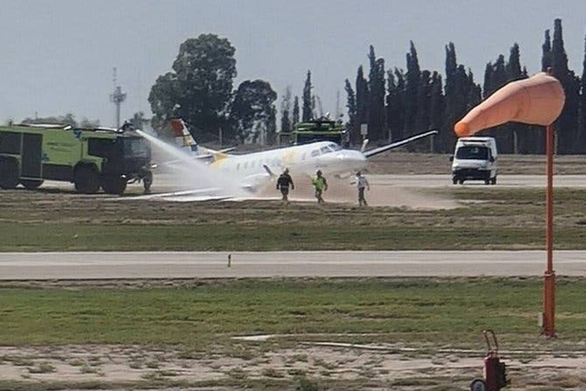 La nave, proveniente de San Juan, tuvo un desperfecto en el tren de aterrizaje, y quedó al costado de la pista. No se reportaron heridos.