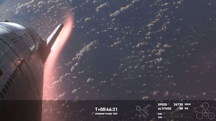 La Nave Starship durante su reingreso en la atmósfera terrestre.