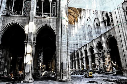 La nave y los escombros durante el trabajo preliminar en la Catedral de Notre-Dame