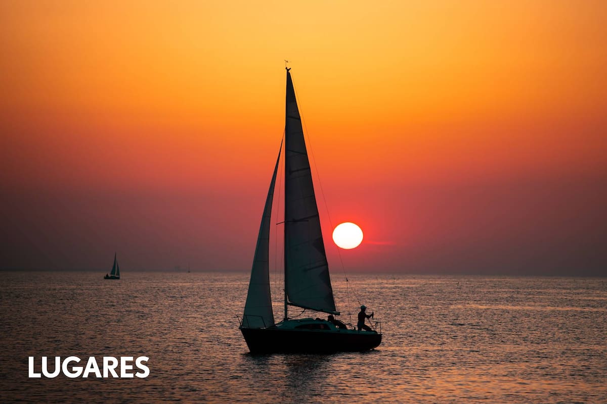 La navegación al atardecer es uno de los planes originales para compartir de a dos