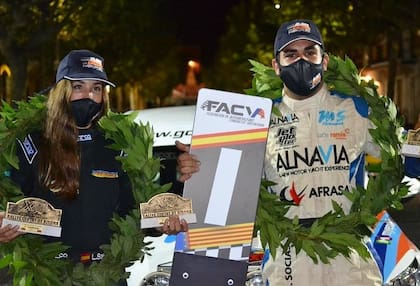 La navegante Laura Salvo junto al piloto Miquel Socias.