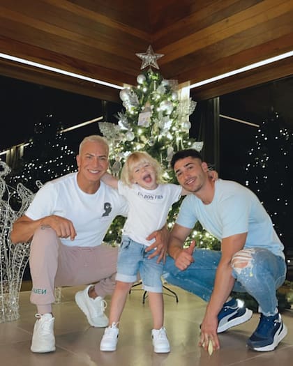 Flavio Mendoza junto a su novio y su hijo, Donisio