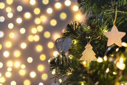 La Navidad es sinónimo de luces, adornos y, por supuesto, el árbol, que es el centro de la decoración en millones de casas alrededor del mundo (Foto Canva)