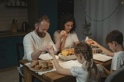 La Navidad es una fecha espiritual y religiosa muy importante para los católicos y en cada una de ellas suelen bendecir sus hogares con una oración