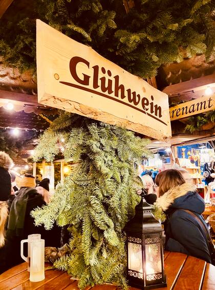 La Navidad lejos de Argentina fue difícil al comienzo, pero hoy Carla no cambia las fiestas en Alemania por nada: "Los mercados navideños, las luces, los aromas, la decoración. Y el `Glühwein´ (vino caliente con especias) y `Lebkuchen´ (como una galleta de jengibre) o las `Bratwürste´ (las salchichas en pan). Es un gran evento social, todos parados en los puestos, bebiendo y comiendo. En los más grandes, como el de Núremberg, hay juegos para chicos. Es de cuento de hadas".