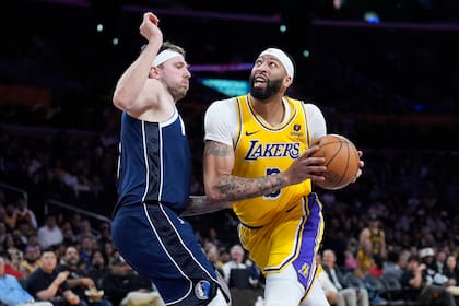 La NBA patas para arriba: Anthony Davis a Dallas Mavericks y Luka Doncic a los Lakers. (AP Foto/Marcio Jose Sanchez)