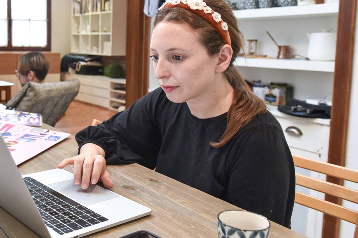 Irene Brandt en su casa, diseñando la colección para la marca Fini Braun