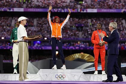 La neerlandesa Sifan Hassan, ganadora del Maratón femenino, sonríe en lo alto del último podio de Paris 2024