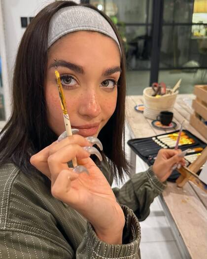 La Nena de Argentina se mostró feliz con el pincel en la mano y dejó en claro a sus seguidores que esta es la nueva terapia por fuera de la música que la ayudará a recomponerse