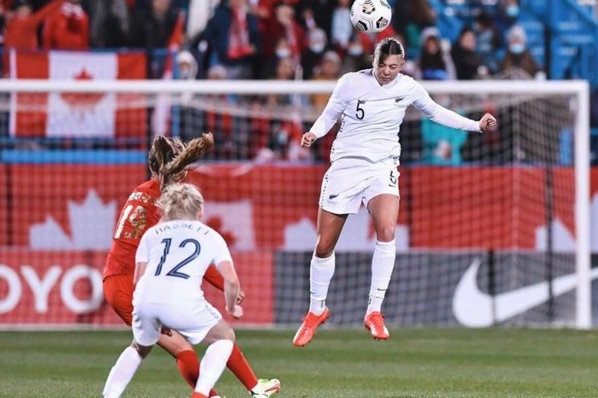 La neozelandesa Moore marcó tres goles en contra en un partido inolvidable para su carrera