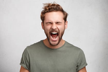 La neurociencia estudió cómo el volumen de la voz influye en la percepción de los demás