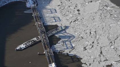 El río Hudson congelado a la altura del puente del tren Spuyten Duyvil